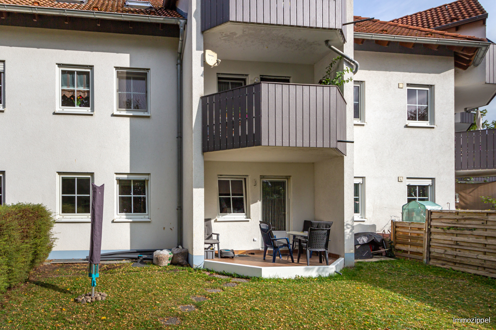 Sonnige Terrasse am Wohnzimmer