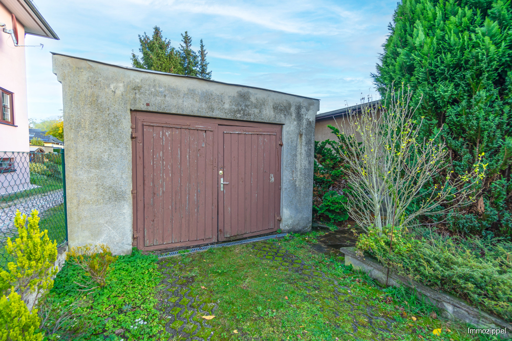 Garage an der linken Grundstücksgrenze