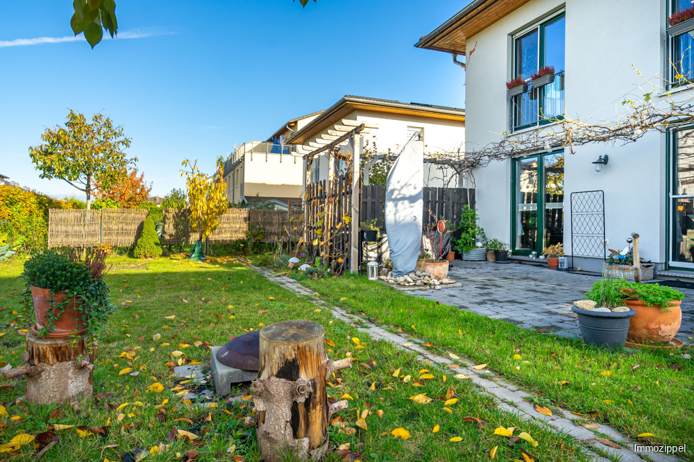 Gartenansicht mit Süd-,West-Terrasse