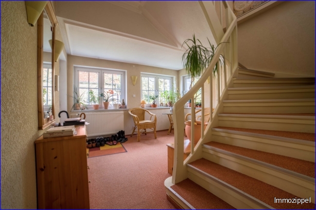 EG Eingangsdiele mit Treppe zum DG