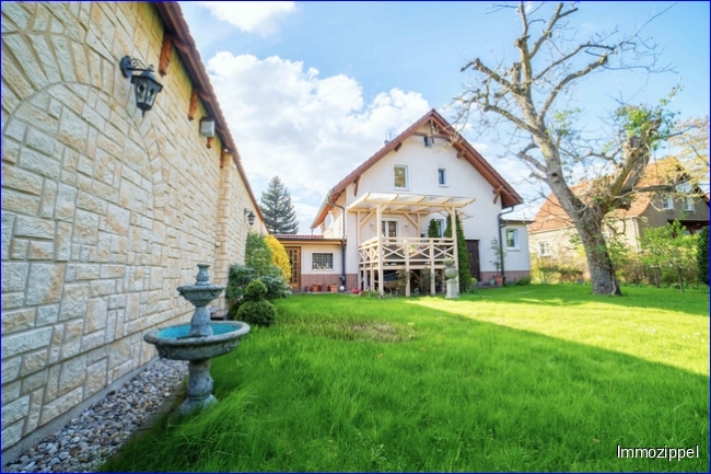 Hausansicht mit Terrasse vom Garten