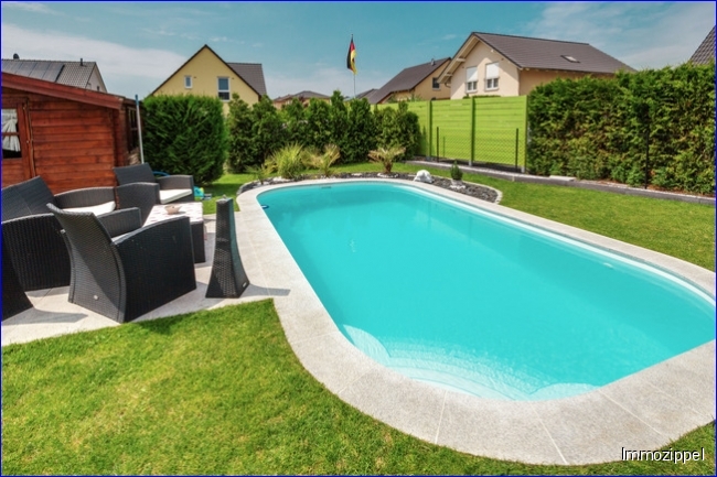 Pool mit Einstiegstreppe und LED-Beleuchtung im Garten