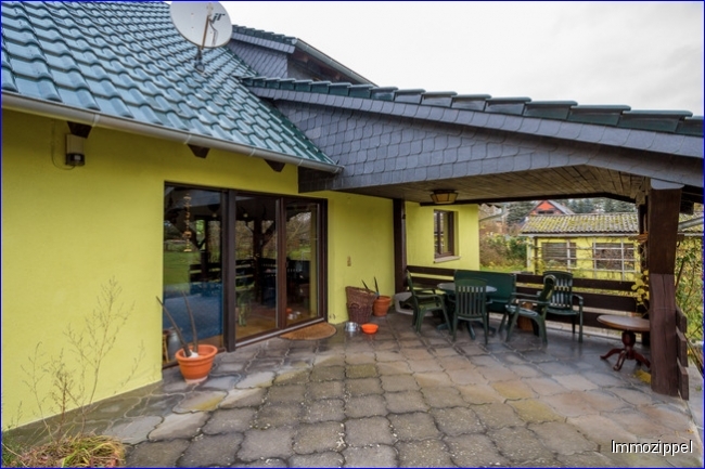 Teilüberdachte Terrasse
