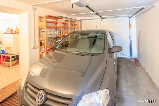 Garage mit Zugang zum Haus