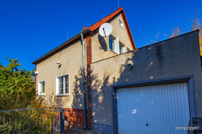 Hausansicht mit Doppelgarage
