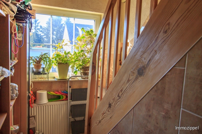 EG Flur mit Treppe zum DG