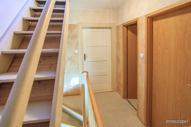 DG Mittelflur mit Treppe zum Dachboden