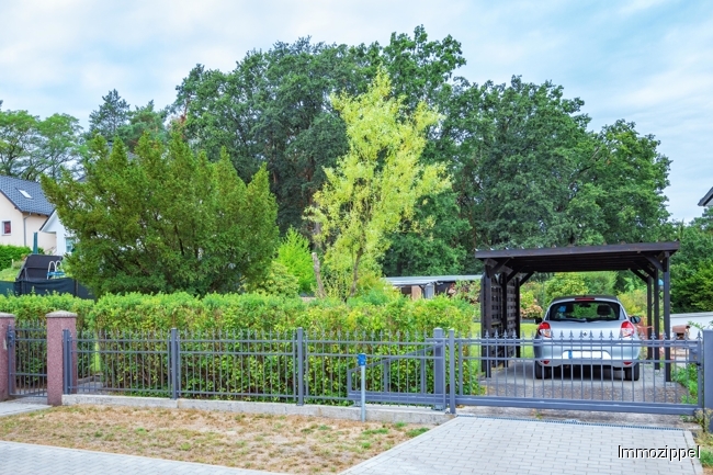 Straßenfront mit Einfahrt