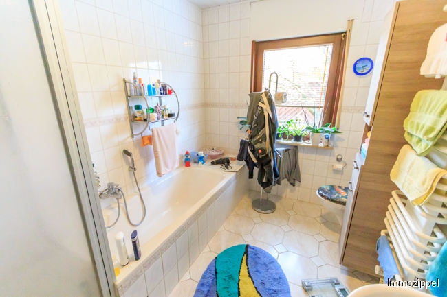 EG Bad mit Wanne und Dusche