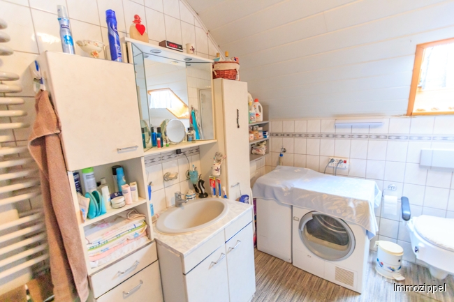 DG Bad mit Wanne und Dusche