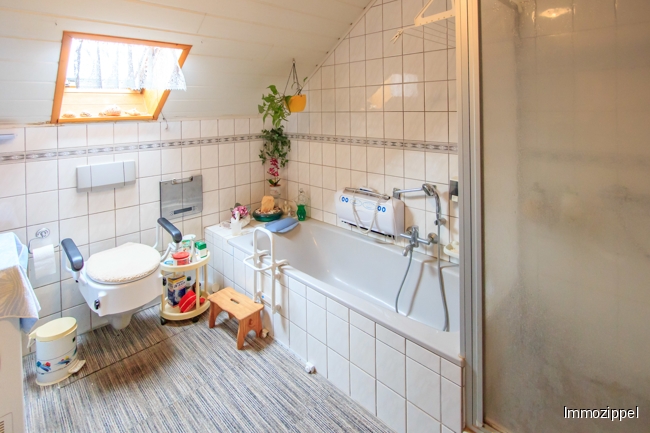 DG Bad mit Wanne und Dusche