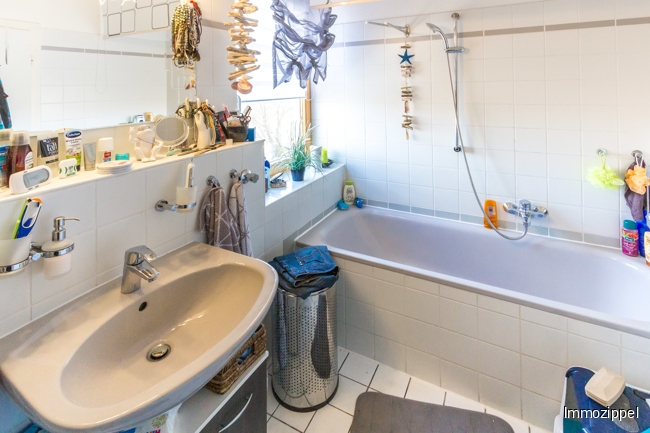 Tagesbelichtetes Wannenbad