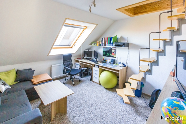 DG Kinderzimmer mit Treppe zum Schlafboden